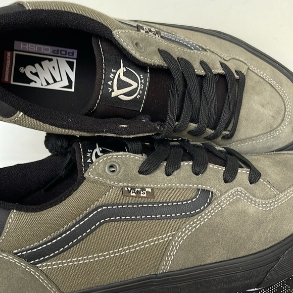 Vans WMNS Rowan Olive/Black
VN0A5JICBIQ
Sneakers - Picture 4 of 16